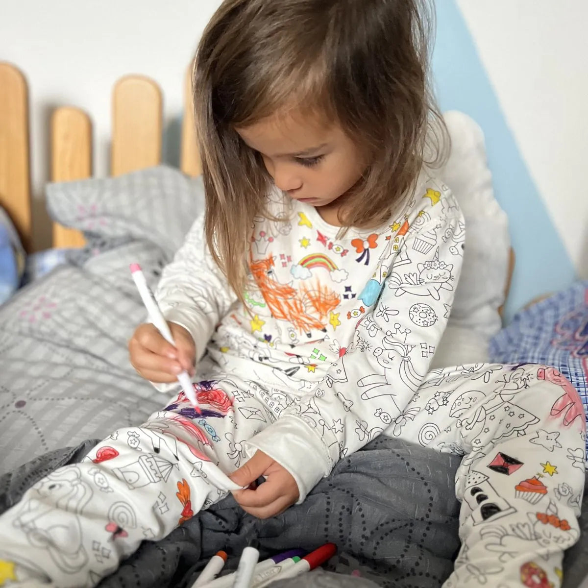 Dvoudílné dětské pyžamo „Vybarvi si mě“ – Princezny a jednorožci (4+ roky)