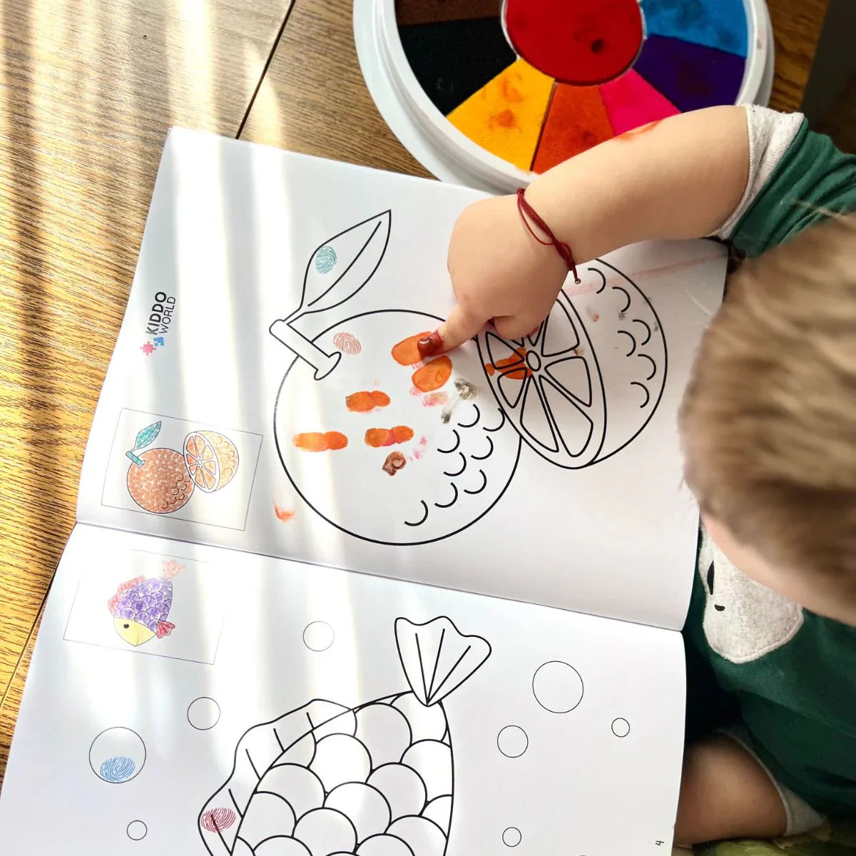 FINGER PARTY – Balíček 3 omalovánek + barevná paletka (3×44 stran, od 1 roku)