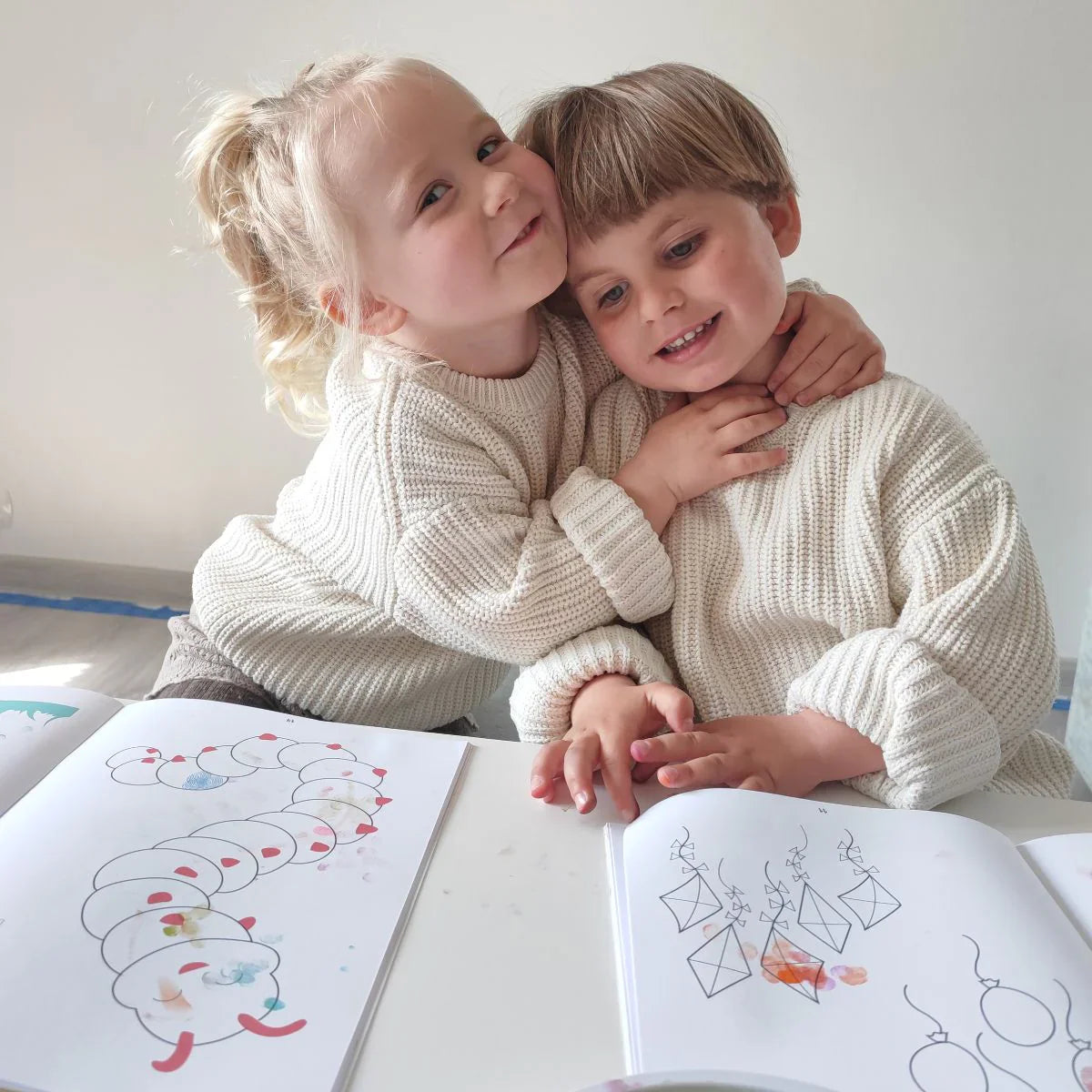 FINGER PARTY – Balíček 3 omalovánek + barevná paletka (3×44 stran, od 1 roku)