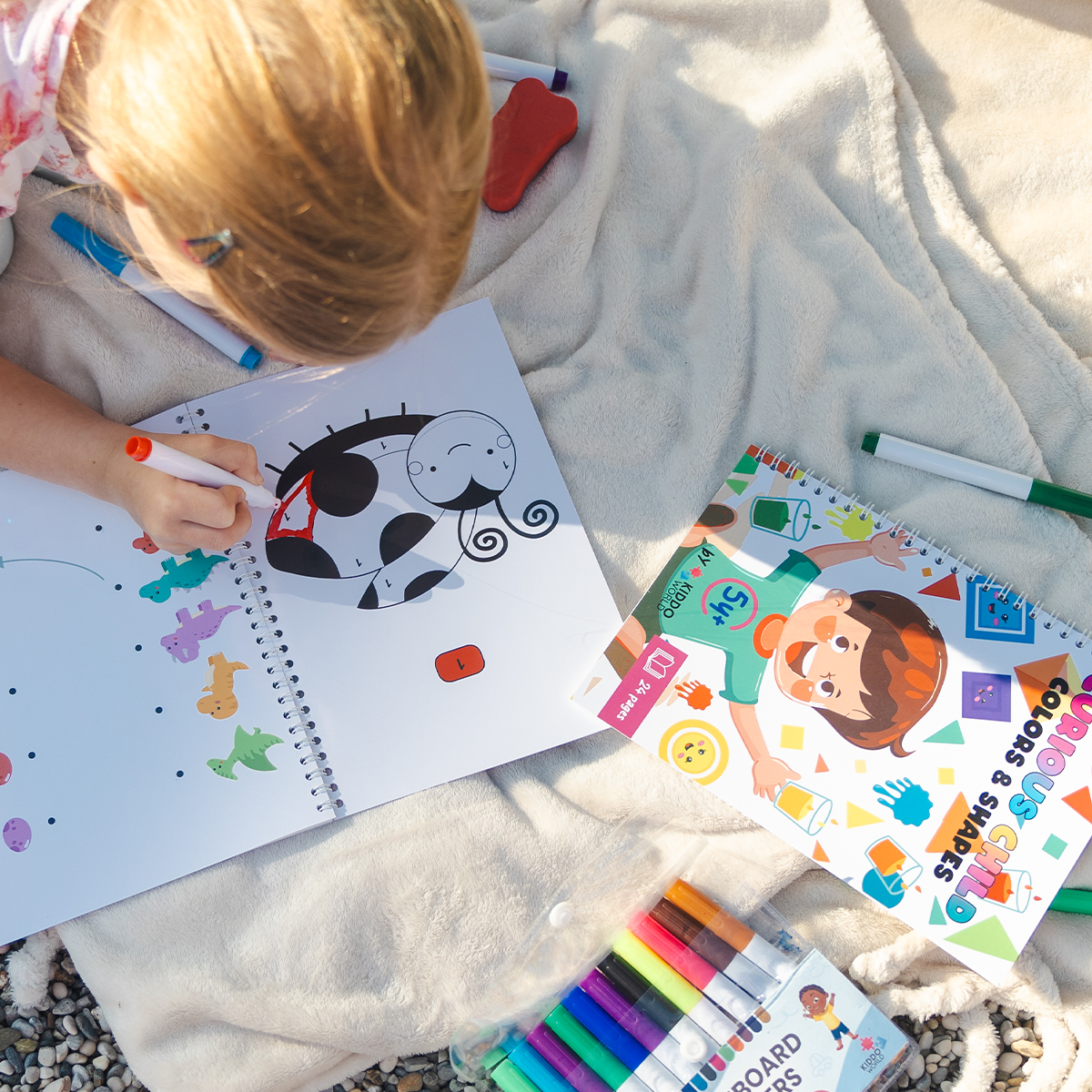 Curious Child: Montessori sešit barev a tvarů (5+ let)