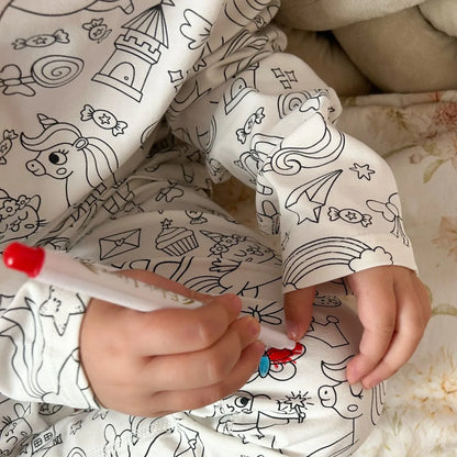 Dvoudílné dětské pyžamo „Vybarvi si mě“ – Princezny a jednorožci (4+ roky)