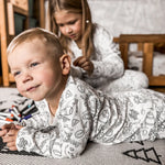Dvoudílné dětské pyžamo „Vybarvi mě“ – Nákladní auta a bagry (od 4 let)
