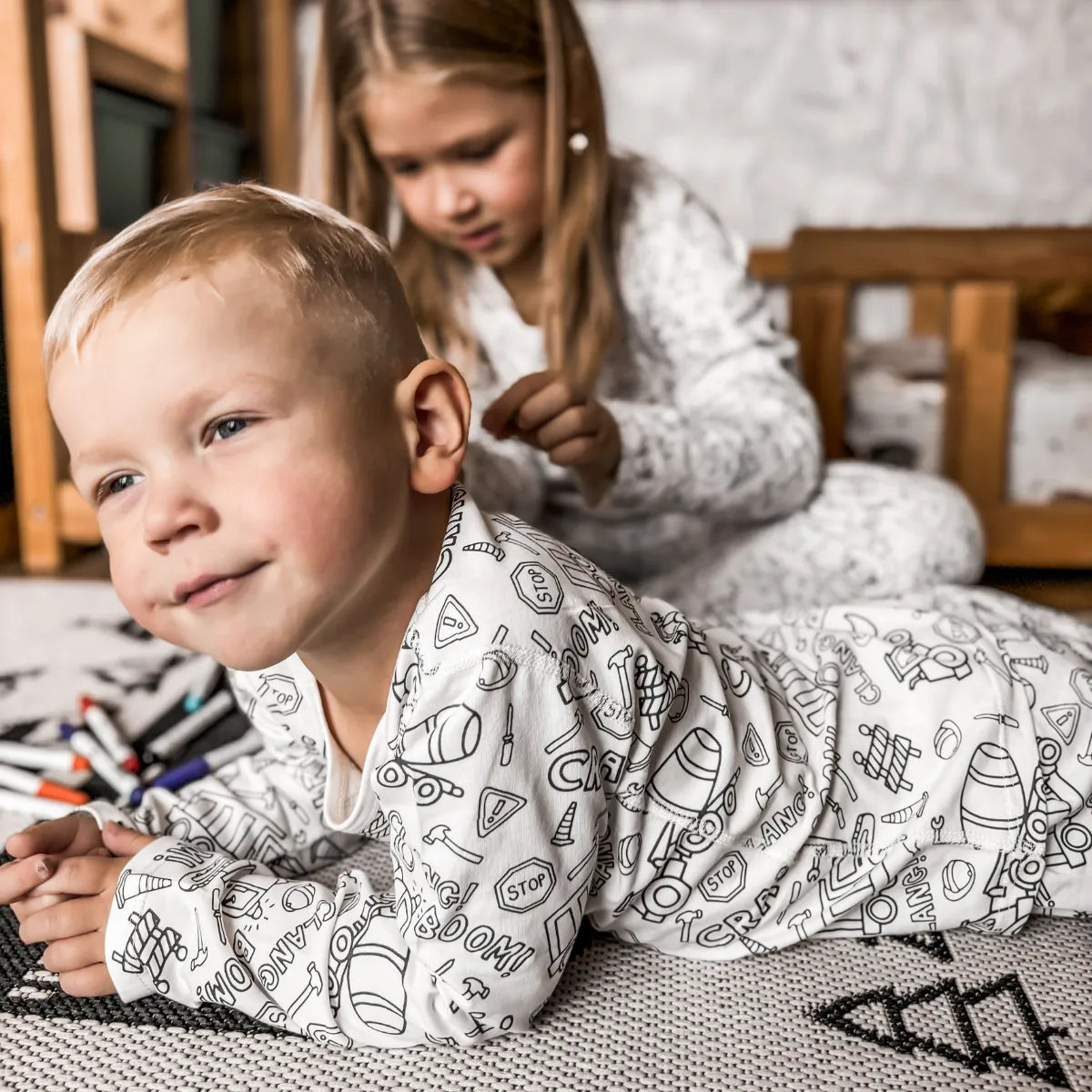 Dvoudílné dětské pyžamo k vybarvení | Náklaďáky a bagry (4–8 let)