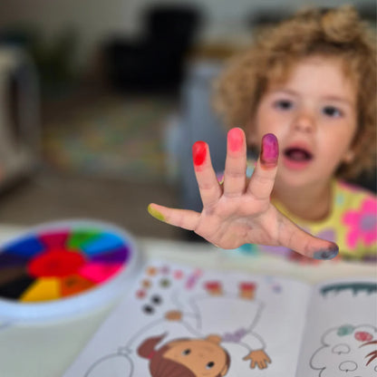 Barevná paletka s 12 různými barvami pro malování prstíky (1+ rok)