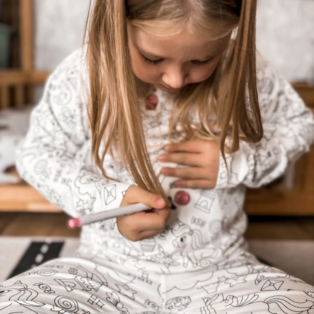 Dvoudílné dětské pyžamo „Vybarvi si mě“ – Princezny a jednorožci (4+ roky)