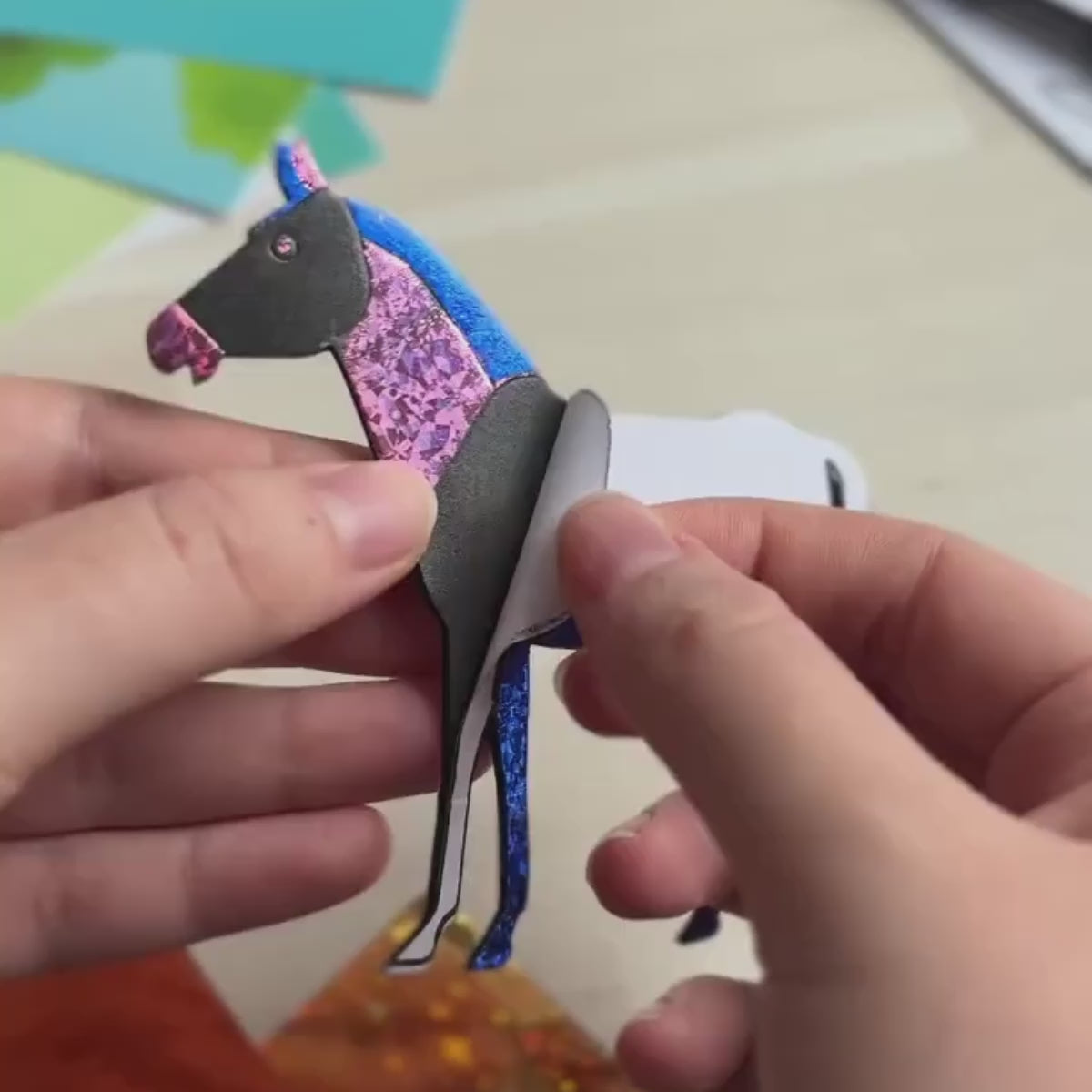 Foil Fun: Svět zvířat – třpytivé obrázky zvířátek bez nepořádku! (4+ roky)